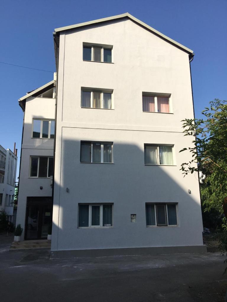 4 Seasons Apartments